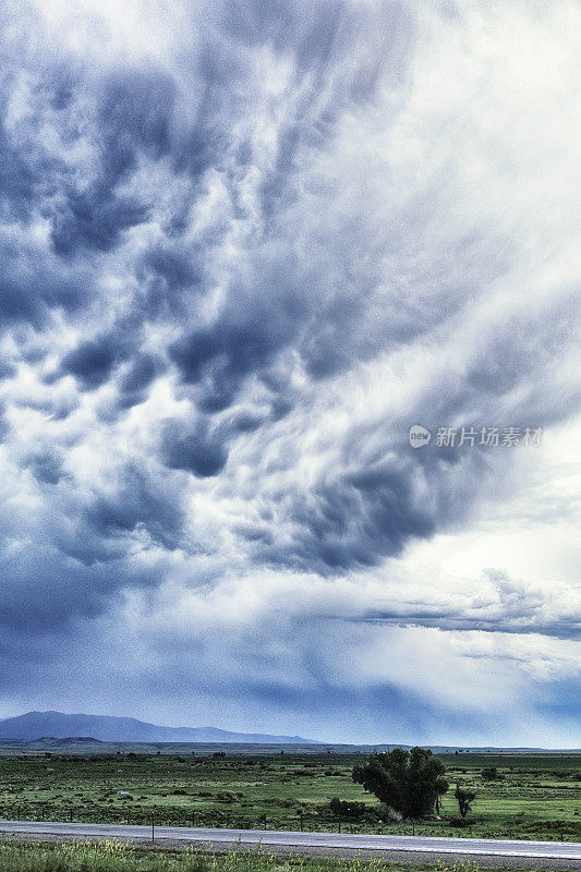 美国怀俄明州黑暗夏季风暴Mammatus Cloudscape